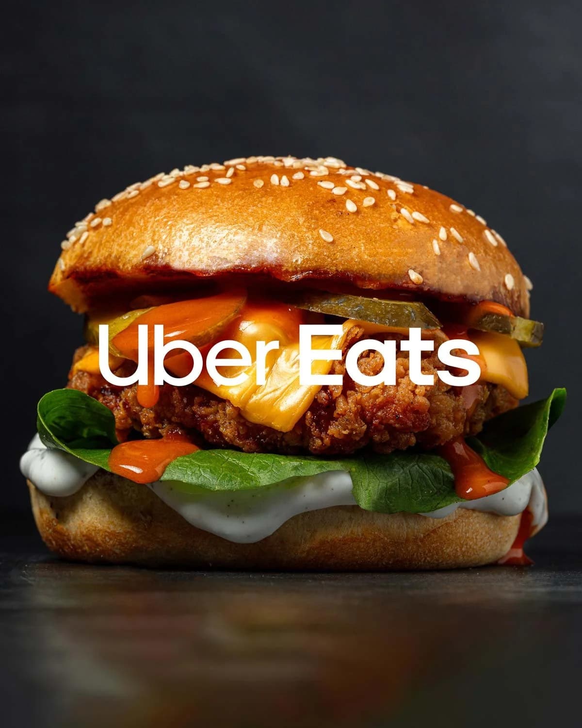 Hamburguesa con el logo de Uber Eats