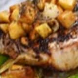 Casado con chuleta de cerdo, papas y ensalada