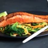 Casado con filete de pescado y ensalada
