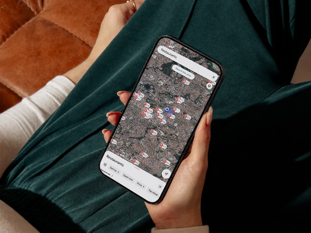 Un teléfono mostrando Google Maps con los restaurantes de una zona y sus calificaciones